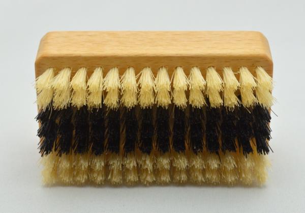 Nagelbürste Buchenholz mit hellen und schwarzen Naturborsten. Bürstenfabrik Keller seit 1869 Nagelbürste Buchenholz mit hellen und schwarzen Naturborsten. Bürstenfabrik Keller seit 1869